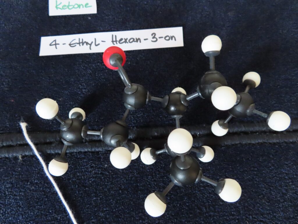 Molekülmodell von 4-Ethyl-Hexan-3-on mit Kärtchen «Ketone» aus dem Chemie-Workshop